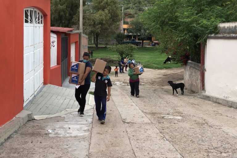 Reparten apoyos alimentarios a integrantes del Voluntariado del DIF Estatal