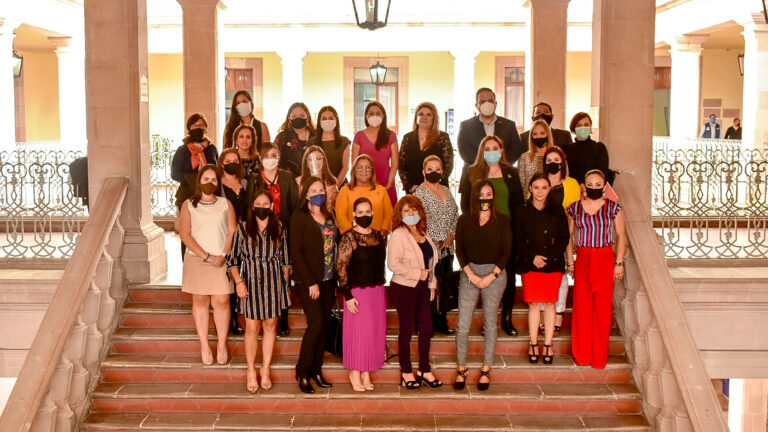 Alcaldesa firma acuerdo con mujeres empresarias