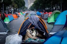 El Frena arriba con su plantón al Zócalo; amaga con prolongarlo dos años