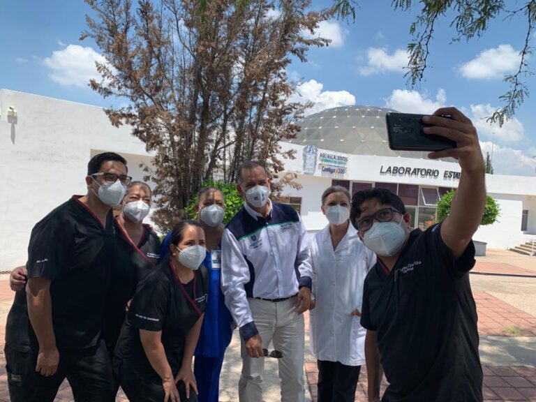 Martín Orozco reconoce a personal del Laboratorio de Salud Pública 