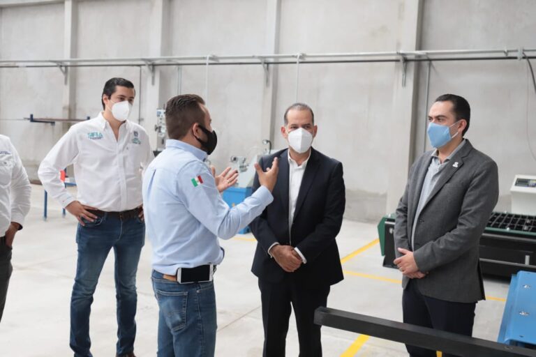 Gobernador de Aguascalientes reconoce a microempresarios locales