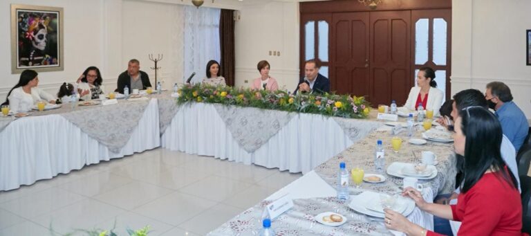 Entregaron los primeros certificados del programa Familias de Acogida en Aguascalientes