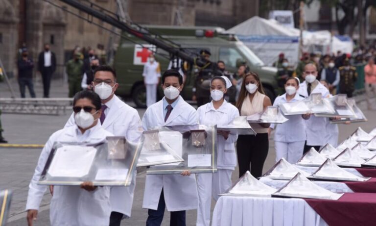Desfile militar cambia demostración de armas por homenaje a personal sanitario