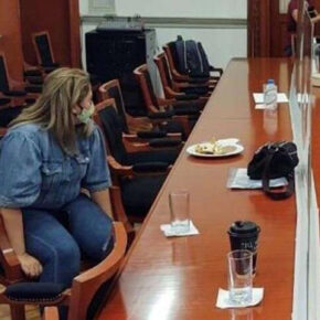 marcela-aleman-madre-de-nina-victima-de-abuso-sexual-que-se-amarro-a-una-silla-dentro-de-la-cndh