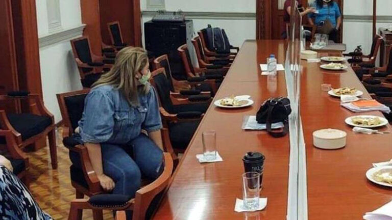 Madre de niña víctima de abuso se ata a una silla en la CNDH en demanda de justicia