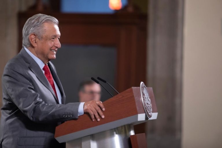 López Obrador rechaza el fallo de la SCJN en materia energética y prevé reforma