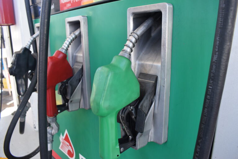Gasolineros amenazan con irse a paro de no conseguir prorroga para cambiar dispensadores