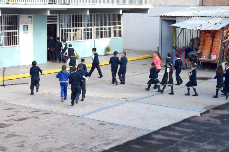 Proponen uniforme neutro en escuelas 