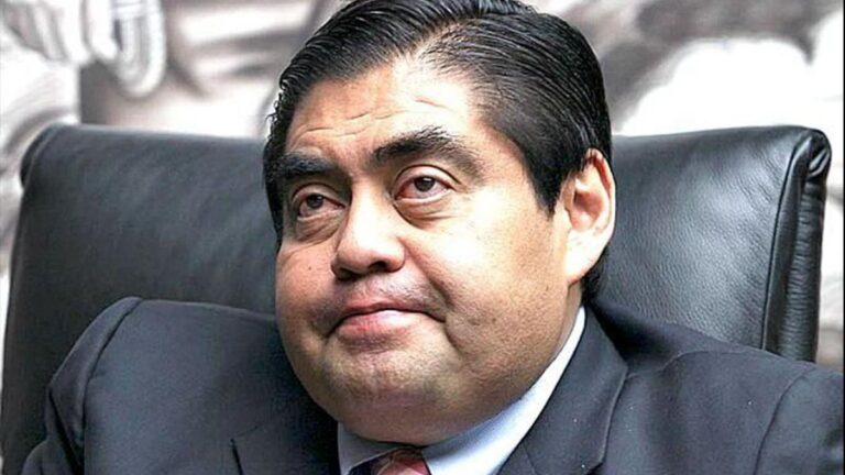 Gobernador de Puebla, Miguel Barbosa, suspende a policías que exigían mejores condiciones de trabajo