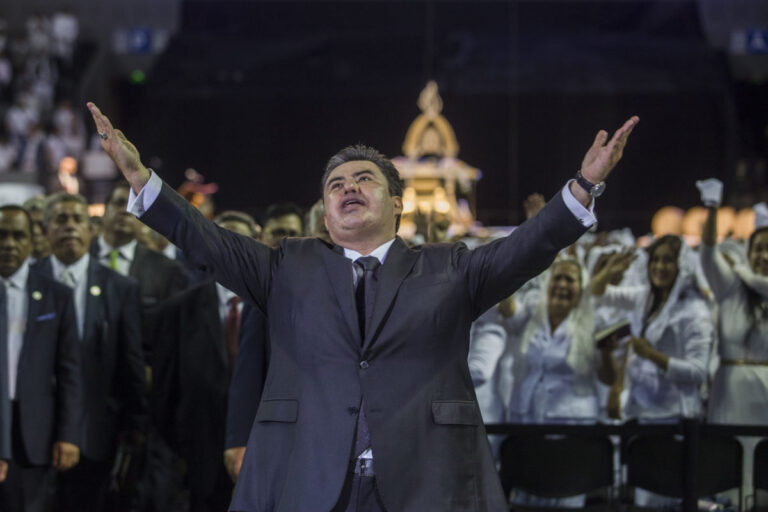 Se declara culpable la complice de Naasón Joaquín García, líder de la Luz del Mundo