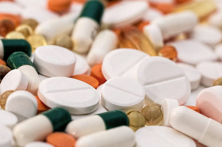 Inhabilitan dos farmacéuticas tras falsificar información para obtener contrato en el IMSS