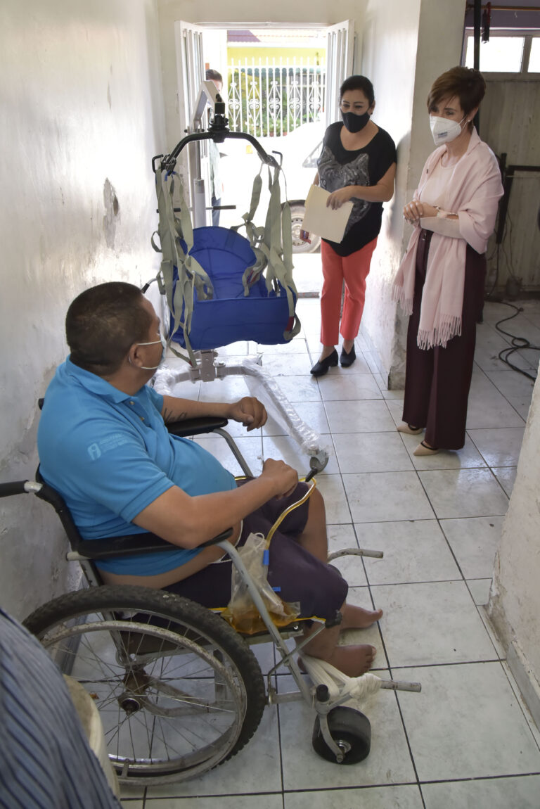DIF Estatal entrega elevador hidráulico en Aguascalientes