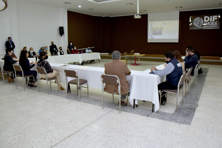 Aprenden servidores públicos sobre términos de discapacidad    