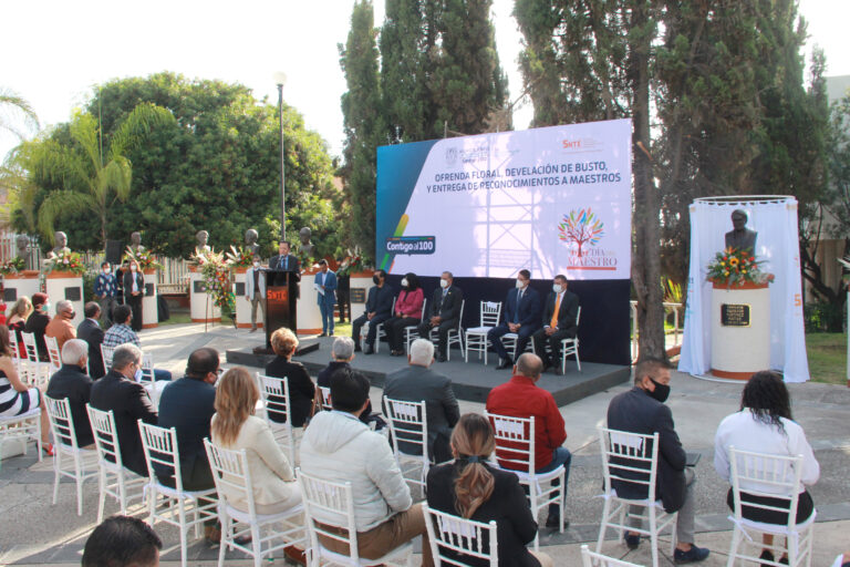 IEA entregó reconocimientos a maestros con 30 y 40 años de servicio   