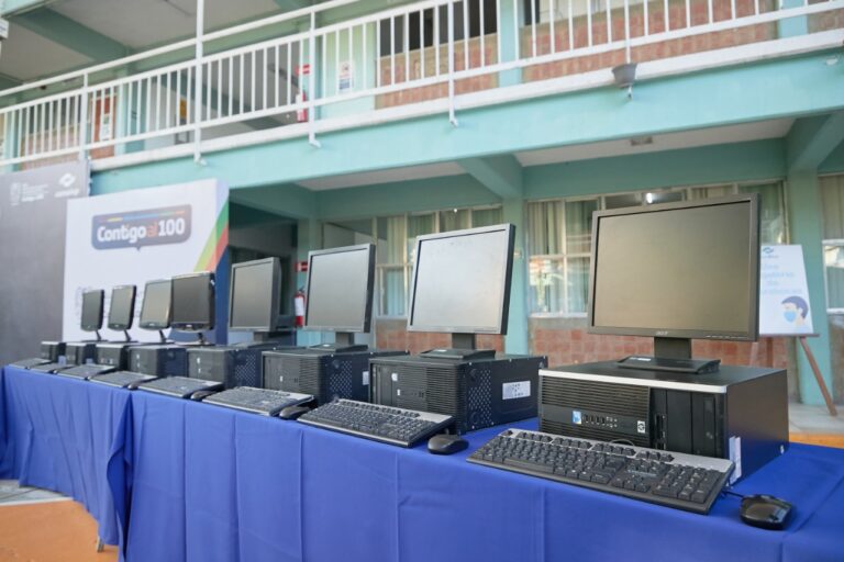Entrega Gobernador de Aguascalientes equipos de cómputo para que alumnos continúen estudiando
