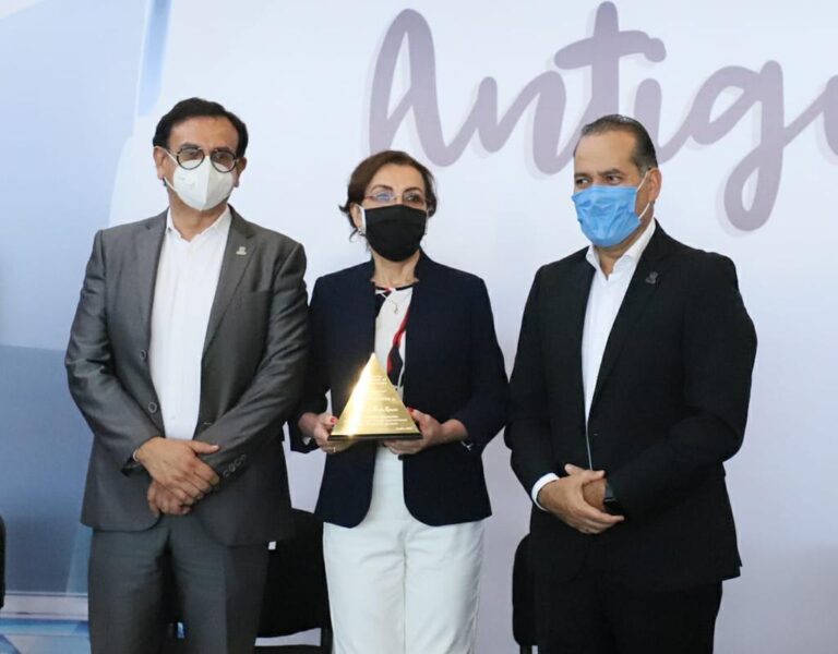 Gobernador entregó reconocimientos a servidores públicos con 35, 40, 45 y 50 años de servicio