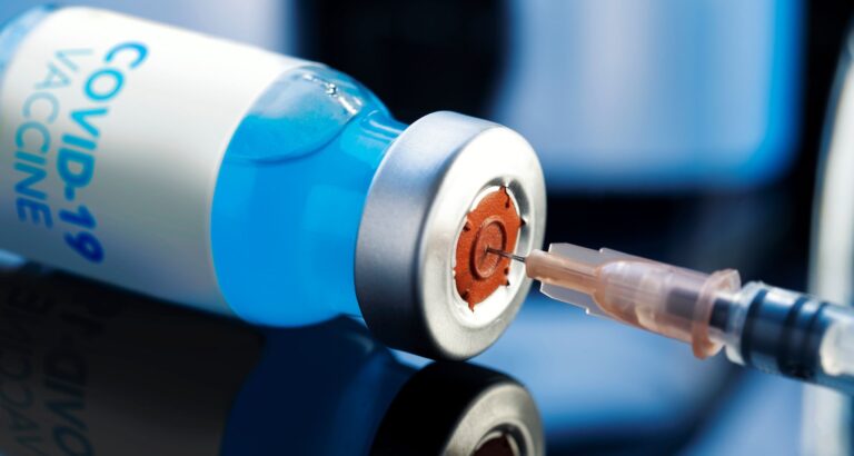 Diputados hacen llamado para que no se politice la aplicación de la vacuna