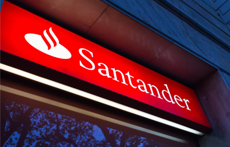 Arrecia lucha contra Santander: protestas, volanteo y más de un millón de reclamos