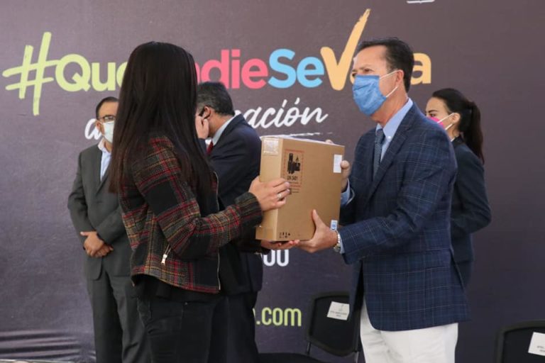 Se entregaron computadoras y tabletas donadas a estudiantes en Aguascalientes