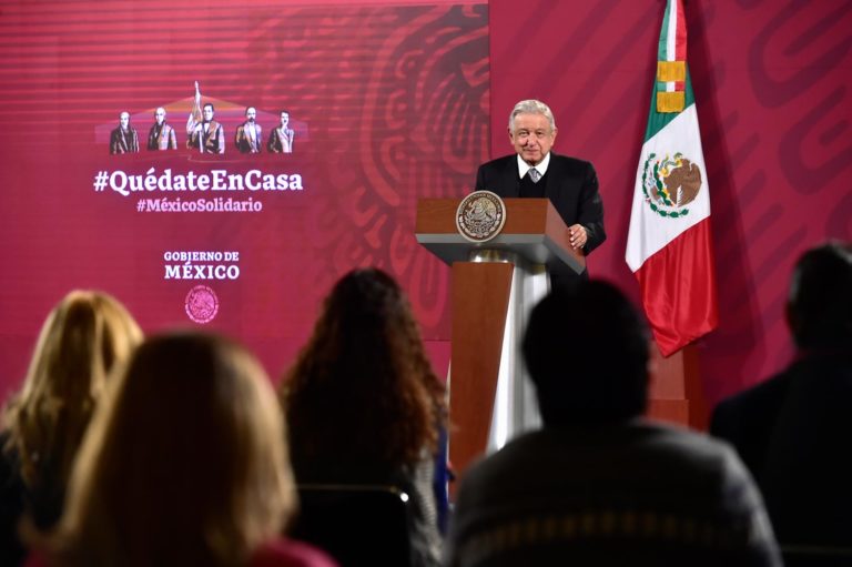 AMLO dice que predicará con el ejemplo y ofrece eliminar el outsourcing en su gobierno