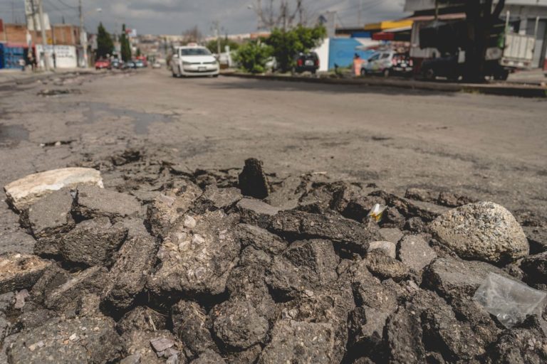 Baches e inseguridad, los principales problemas de ciudadanía de Aguascalientes según encuesta