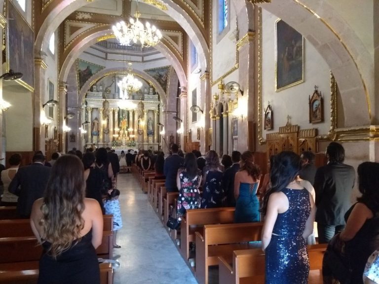 Las misas siguen en pie; los bautizos, los quince años y las bodas deben de evitarse