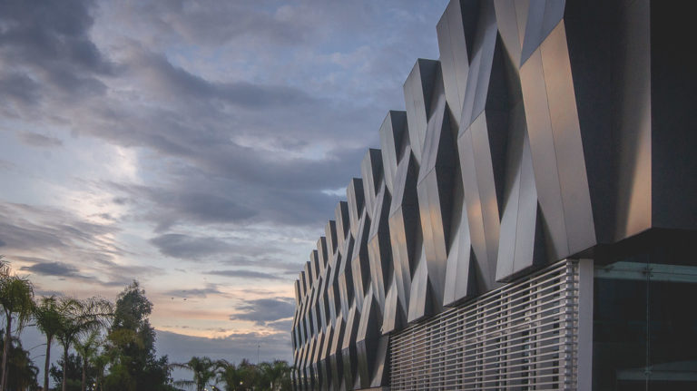 Pequeños encantos en el andén/ Pensar el hábitat