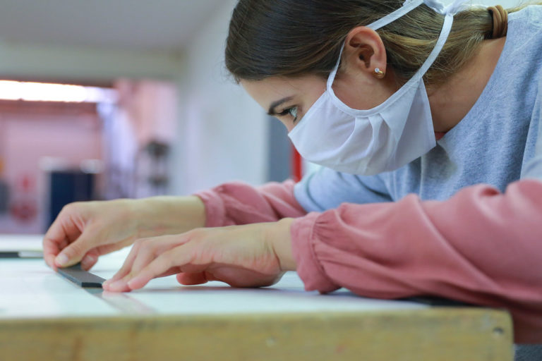Venden cubrebocas para comprar medicamentos a niños con cáncer