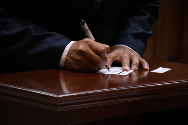 Burócratas federales recibirán bono por casi 13 mil pesos en diciembre