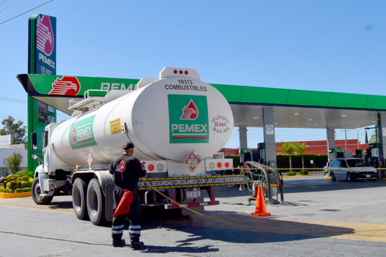 Huachicoleo: distribuían combustible robado en pipas con papeles “legítimos”