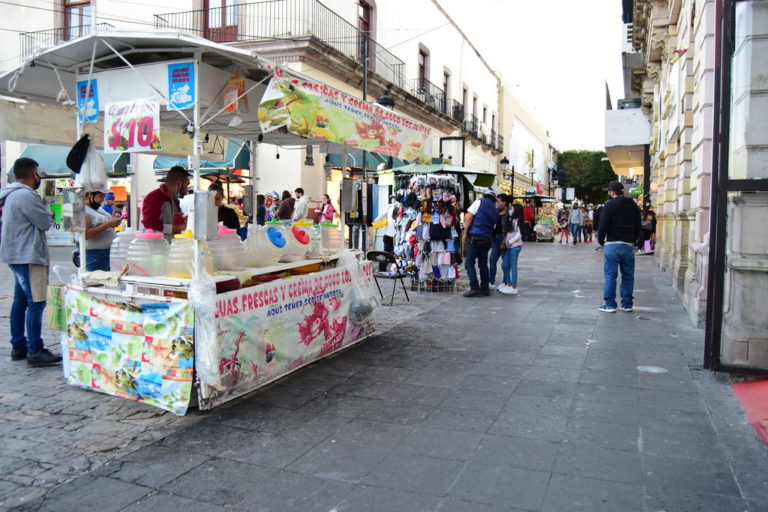 Llama Canaco a imponer sanciones al comercio informal