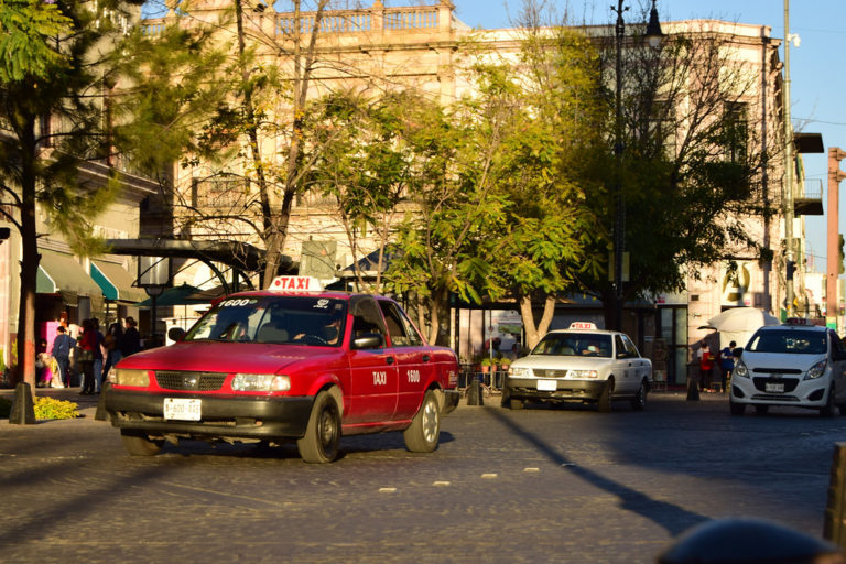 Buscan evitar “prestanombres” en la venta de concesiones de taxi en Aguascalientes