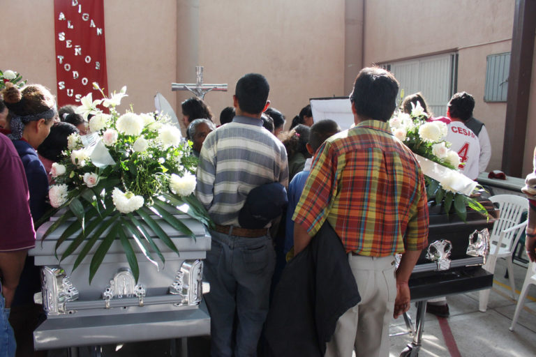 En Aguascalientes, debido a restricciones en funerales, es un reto crear nuevas formas de duelo