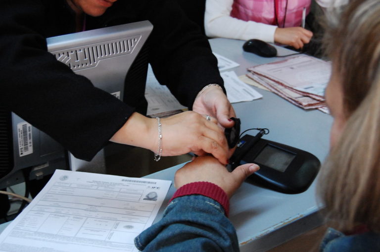 Podría aprobarse solicitud para integrar sexo no binario en credencial para votar 