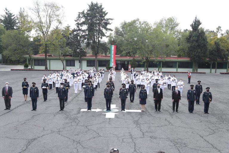 Condecoraron a 35 trabajadores de la salud del IMSS