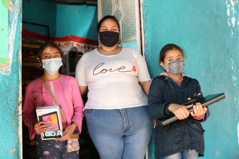 UAA donó dispositivos electrónicos a iniciativa Que Nadie Se Vaya de la Educación