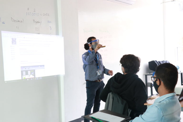 IEA publica calendarios de pagos de becas