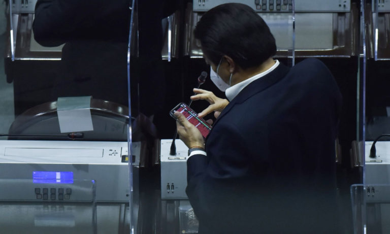 De contado y sin contrato. Diputados compran 510 celulares para votar