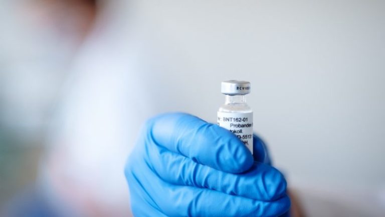 La OMS enlista las vacunas que avanzaron a la fase 3. Estas son