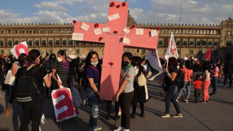 Unas de manera pacífica, otras con bates y bombas molotov… todas las mujeres exigen justicia
