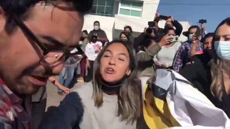 Mujer le pegó a escolta y encara al presidente para exigirle quimioterapias