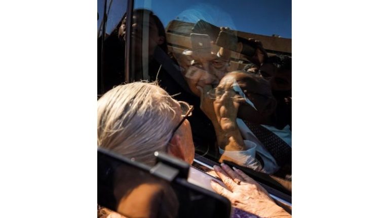 AMLO evita a madre de líder del Cártel del Mar; en redes recuerdan el saludo a progenitora del Chapo