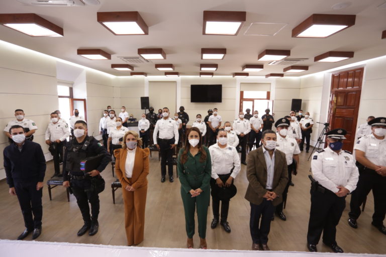 Alcaldesa de Aguascalientes entregó estímulos a policías destacados