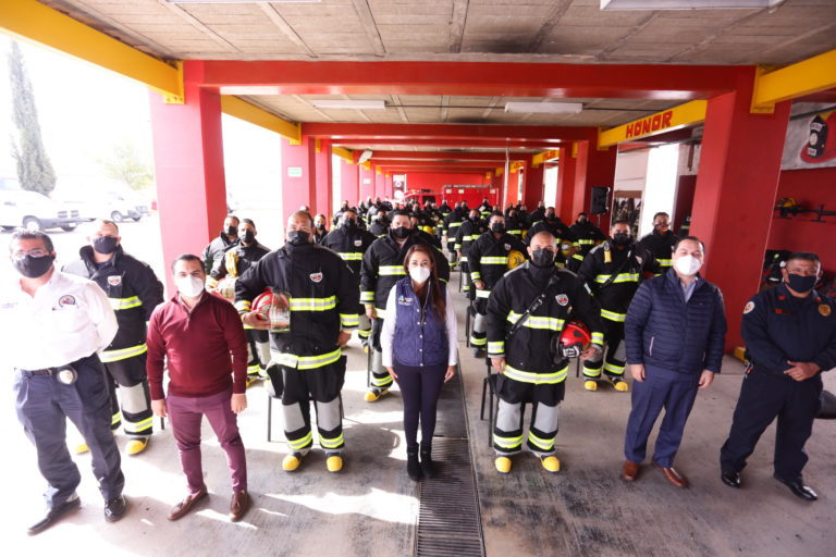 Alcaldesa de Aguascalientes entrega equipo nuevo a bomberos municipales