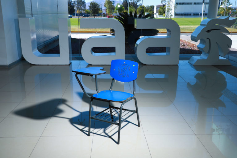 UAA dona pupitres a escuelas públicas del estado