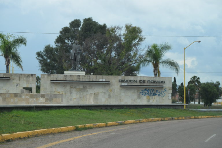 Gobernador de Aguascalietes entregó apoyos a comerciantes de Rincón de Romos