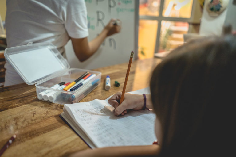 Una debilidad del sector educativo es la ausencia de padres de familia en la educación