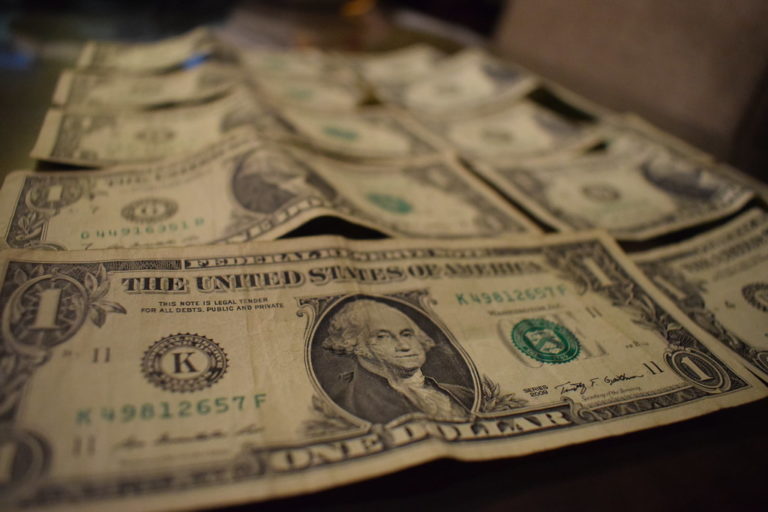 Depositan por error 50 mil millones de dólares a una familia