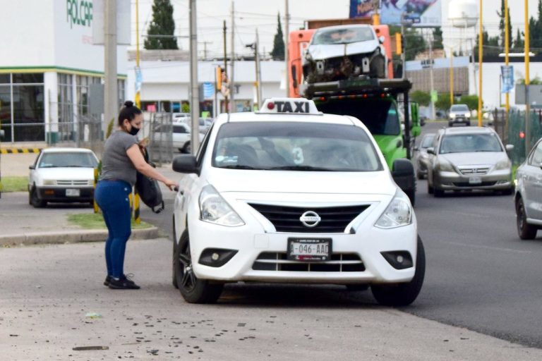 “Negamos el servicio a quien no tenga cubrebocas o no llevamos dinero a la casa”: taxistas de Aguascalientes