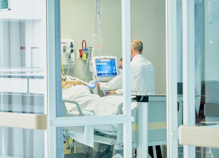 Hospitalizaciones del 2021 dependen de lo que hagamos en las fiestas decembrinas